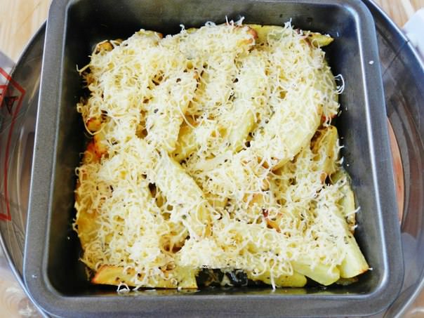 Potatoes baked with cheese
