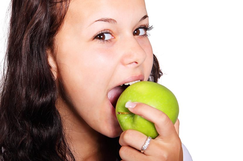 apple for teeth bleaching