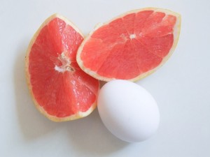 egg with grapefruit - great breakfast for an egg diet