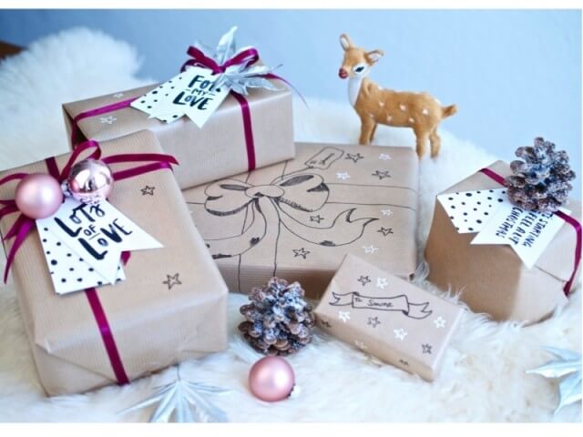 Ways of decorating a pack for gift.