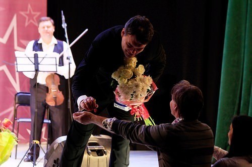 to give flowers to the man