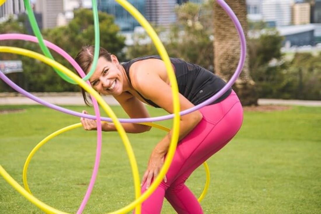 Hula-Hoop Helps Lose Weight! hula-hoop sport. 